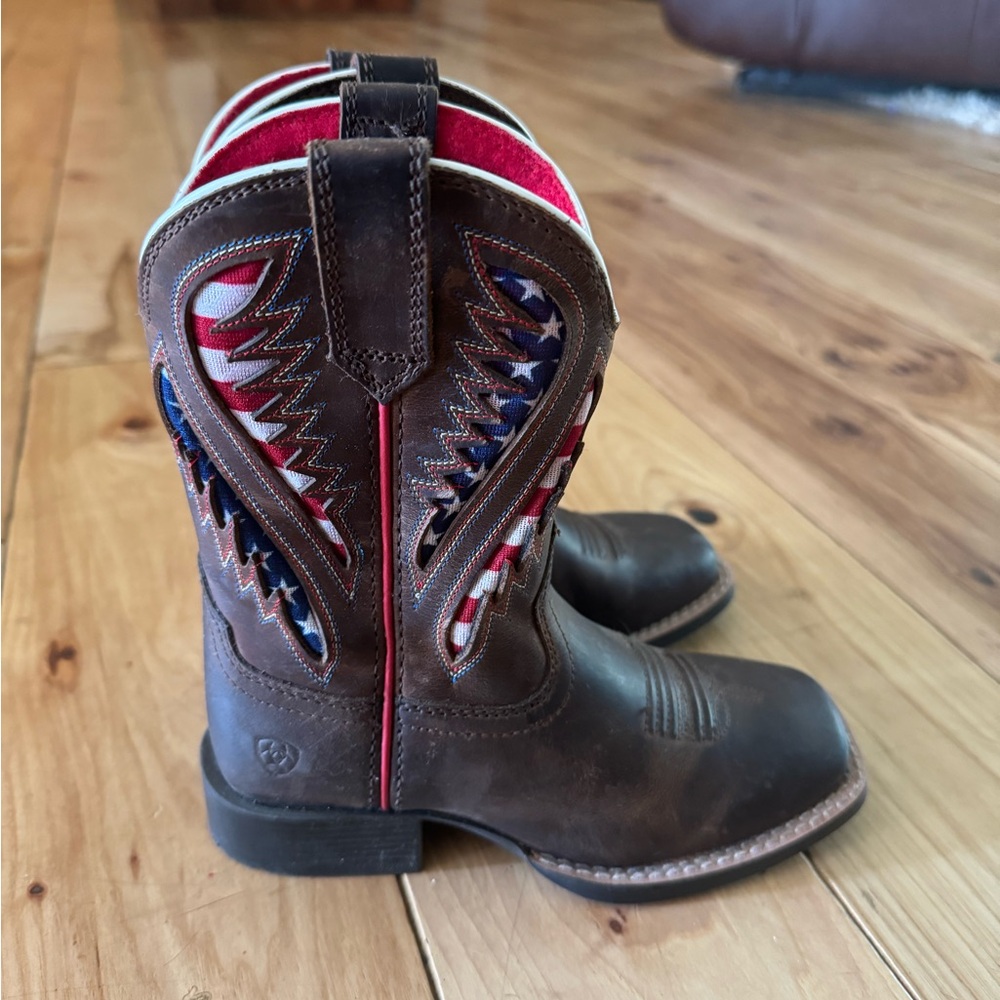 Brand New Ariat cowboy boots - Boys/Girls size 11